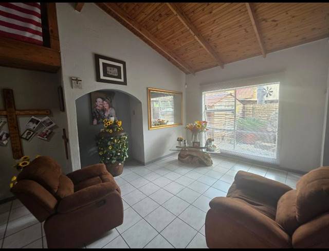 2 BEDROOM TOWNHOUSE FOR SALE IN HELIKONPARK